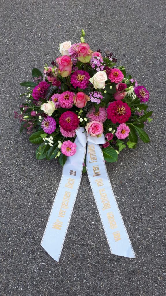 Trauerfloristik Blumenarrangement für Trauerfeier